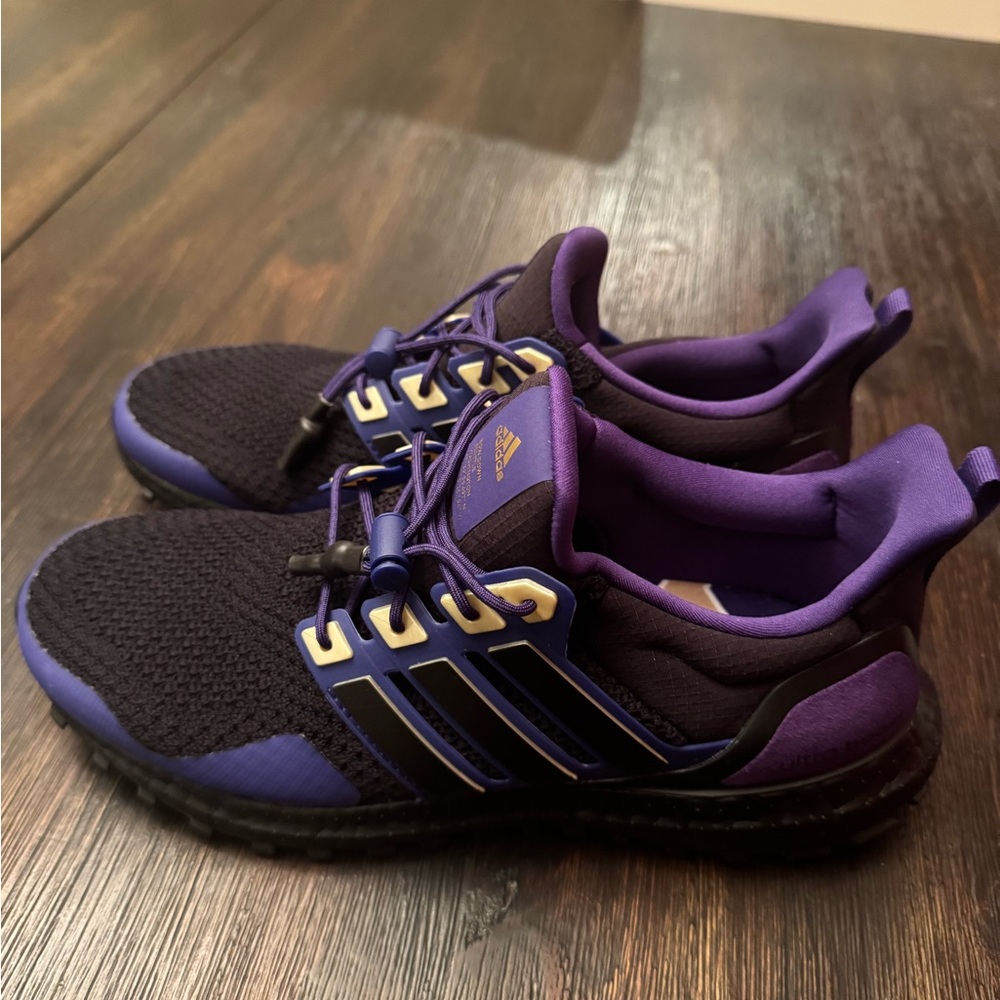 **NWT** Adidas Black/Purple Washington Huskies Running Shoes - Picture 7 of 8